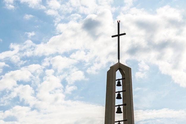 Религиозный памятник с крестом