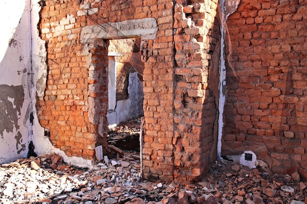 地面に取り壊された古い建物の残骸