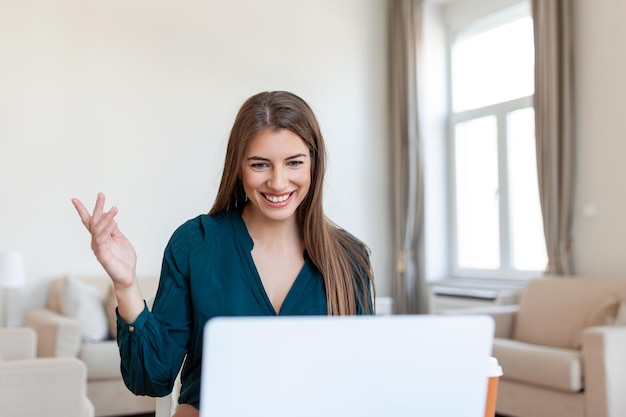 원격 작업 기술과 사람들의 개념은 가정 사무실에서 노트북 컴퓨터와 서류 작업을 하는 행복한 미소 짓는 젊은 비즈니스 여성