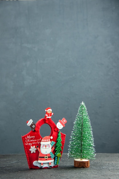 어두운 표면에 새해 선물 상자와 크리스마스 트리 장식 액세서리와 함께 크리스마스 분위기의 원격보기