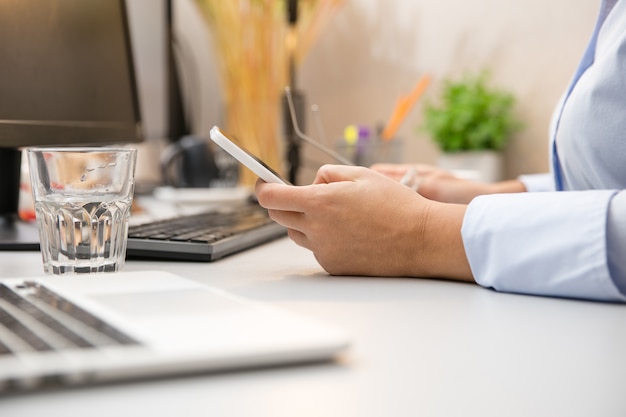 Foto gratuita lavoro a distanza da casa. posto di lavoro in ufficio a casa con pc, dispositivi e gadget.