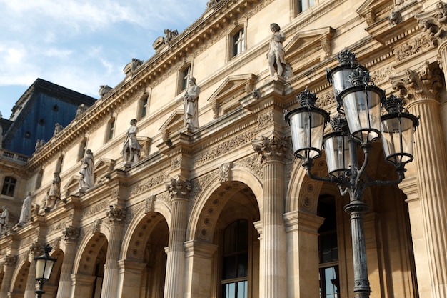 Foto gratuita architettura rinascimentale e lampione al museo del louvre a parigi