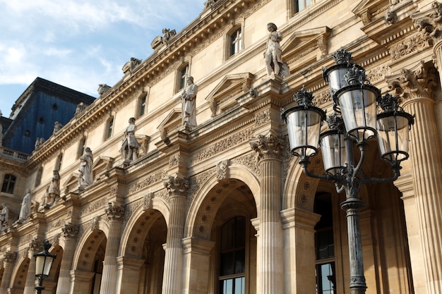 파리의 루브르 박물관에서 르네상스 건축과 가로등