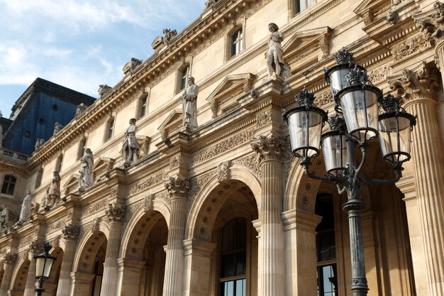 Ренессансная архитектура и уличный фонарь в Лувре в Париже