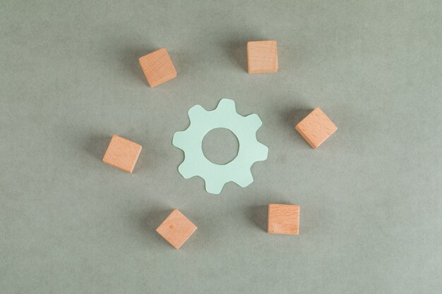 Отремонтируйте концепцию с деревянными кубиками, символ установок на сером положении квартиры таблицы.