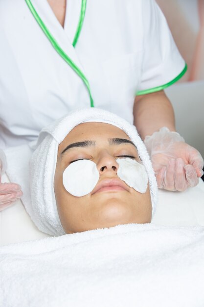 Maschera di riparazione sul viso della donna 1