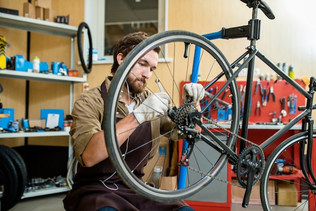 Repairing bicycle wheel