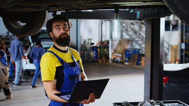 Foto gratuita il riparatore cerca online parti di auto nuove