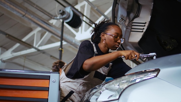 Free photo repairman tightens car screws