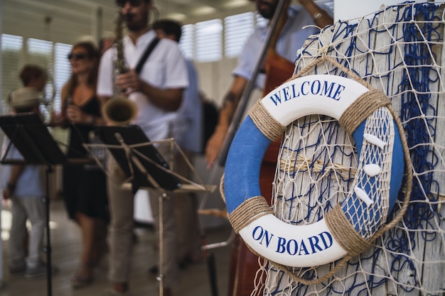 Foto gratuita anello di salvataggio e banda musicale che suona