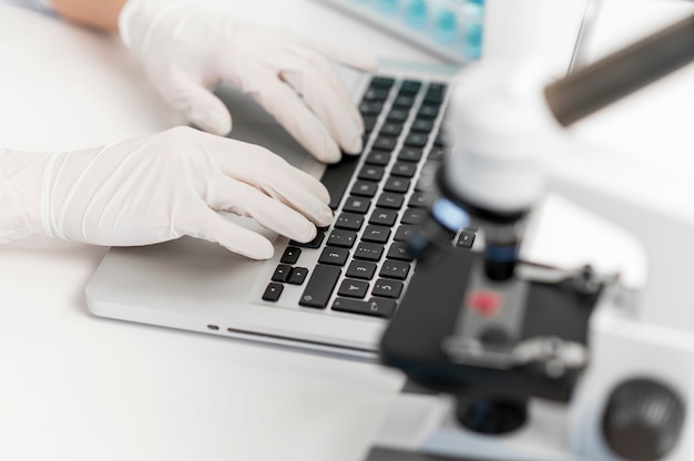 Foto gratuita ricercatore femminile in laboratorio