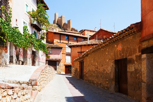 жилые дома и городская стена в Альбаррацине