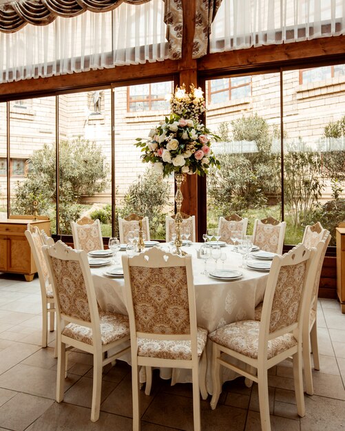 Зал ресторана и стол, украшенный цветами