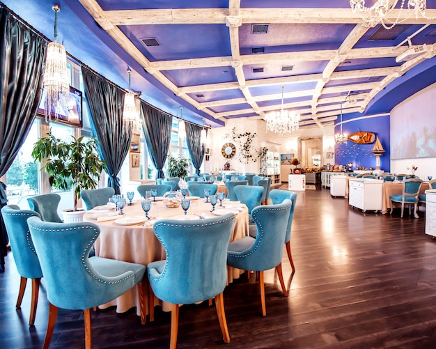 Зал ресторана с синими стульями и декором на стене