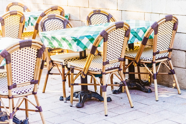 테이블과 의자가있는 야외 식당