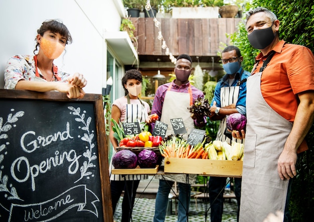 Foto gratuita ristorante riapertura post pandemia nuova normalità con verdure biologiche