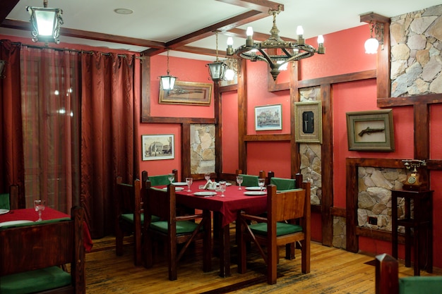 Ресторанная комната с росписью на стенах