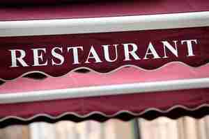 Бесплатное фото Ресторан знак в париже