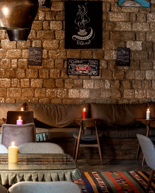 壁に革のソファの絵が描かれたレストラン