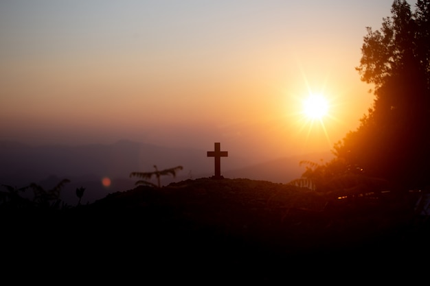 復活の概念：日没時のイエス・キリストの十字架の十字架