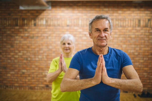 Foto gratuita coppia di pensionati nel centro fitness
