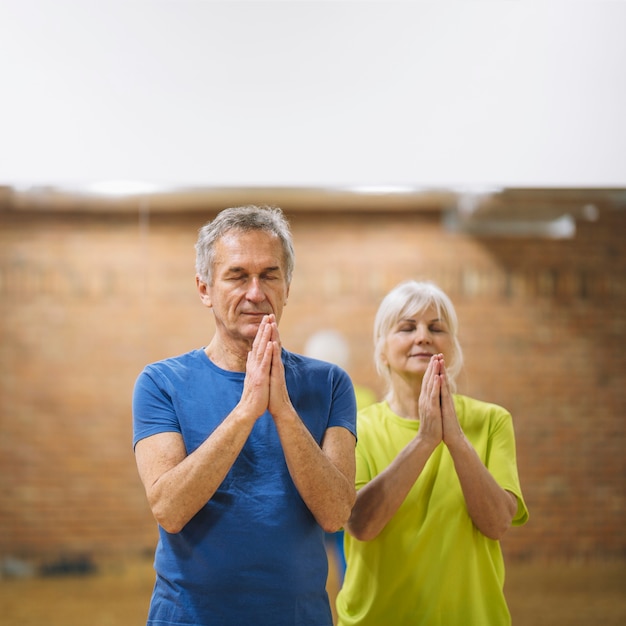 Foto gratuita coppia di pensionati meditando