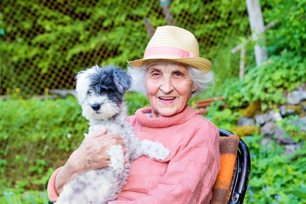 은퇴 한 여자 그녀의 강아지와 함께 앉아