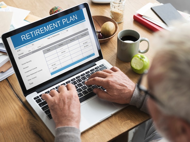 Foto gratuita piano di pensionamento forma investimento senior adult concept