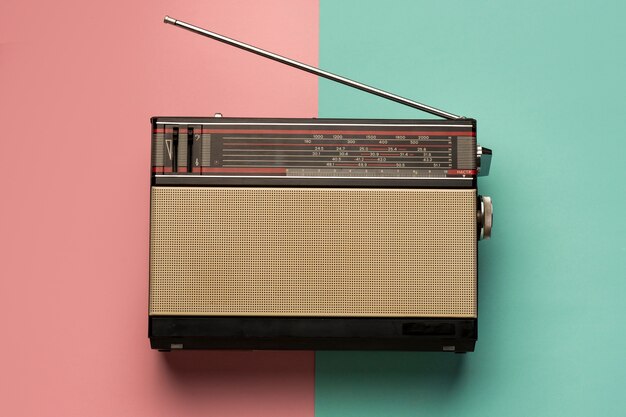 분홍색과 밝은 파란색 배경에 레트로 방송 된 라디오 수신기