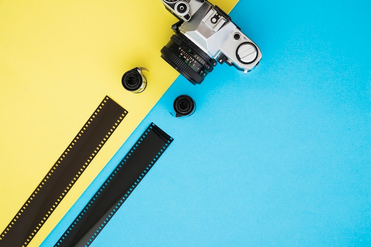 Free Photo retro camera near photographic film