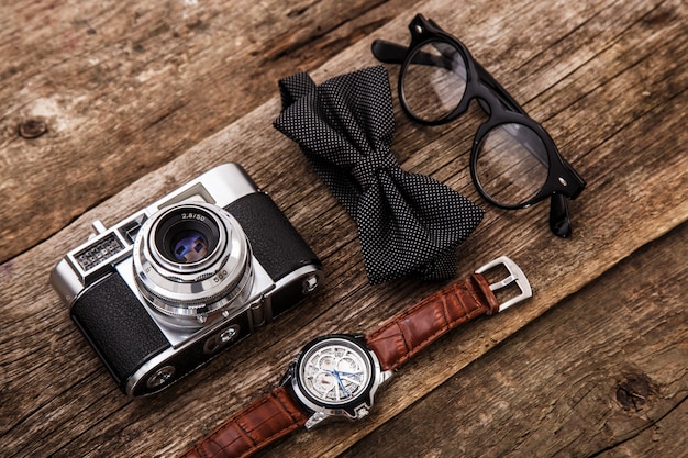 Бесплатное фото Ретро камера, часы, бабочка и очки