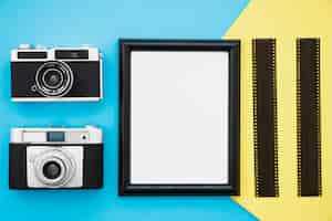 Foto gratuita fotocamere e film retrò vicino alla cornice