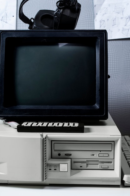Free photo retro computer and technology with monitor and hardware