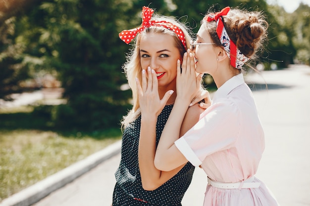 Ragazze retrò in un parco