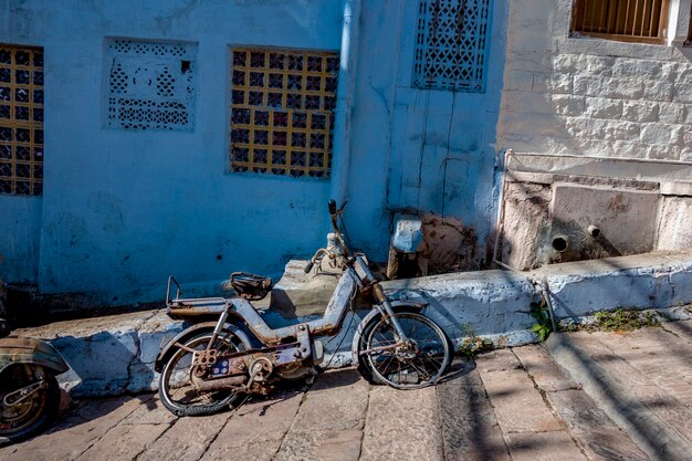 Ретро-мотоцикл в синем городе, Джодхпур Индия