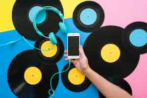 Бесплатное фото Концепция ретро музыки со смартфоном и винилами
