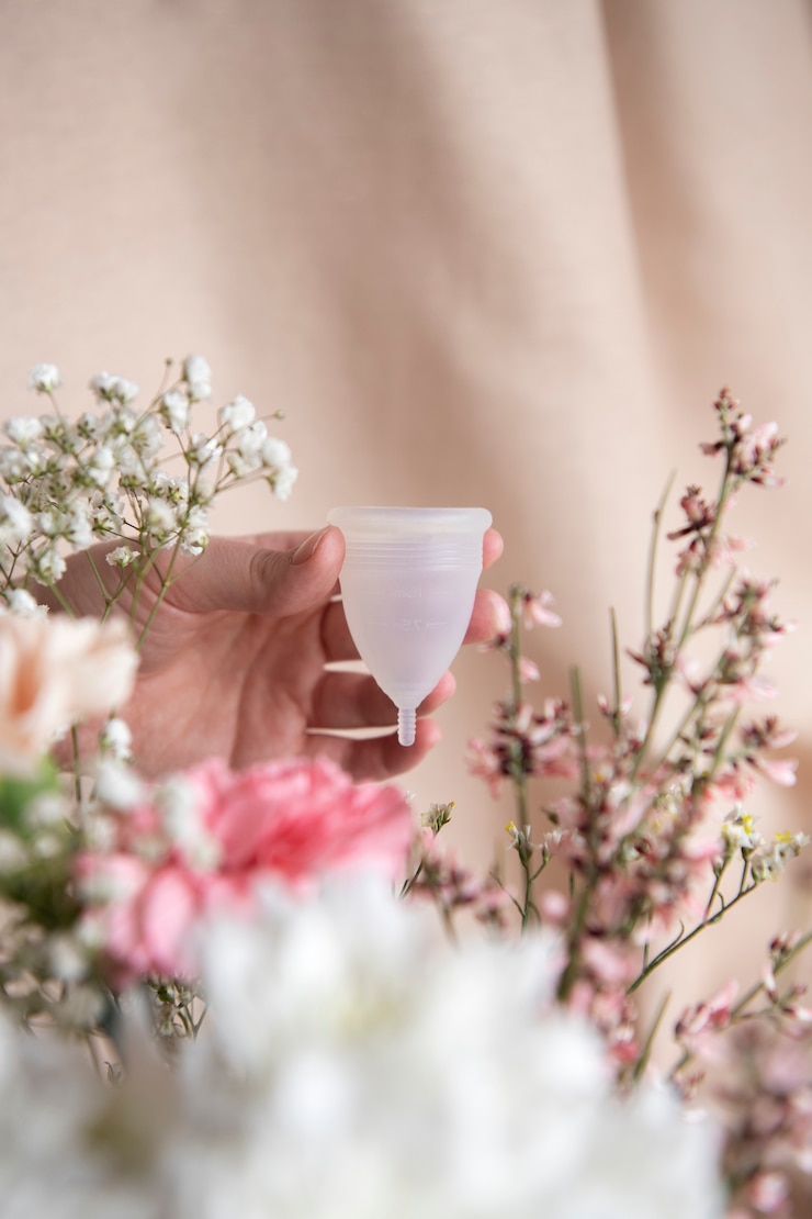 無料Photo 花が付いた再利用可能な月経カップ製品