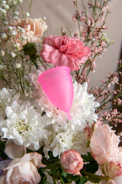 꽃과 함께 재사용 가능한 생리컵 제품