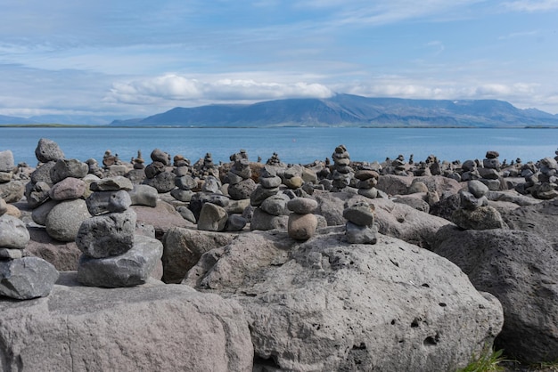 무료 사진 레이키아비크 아이슬란드 2023년 6월 13일 예술적 암석