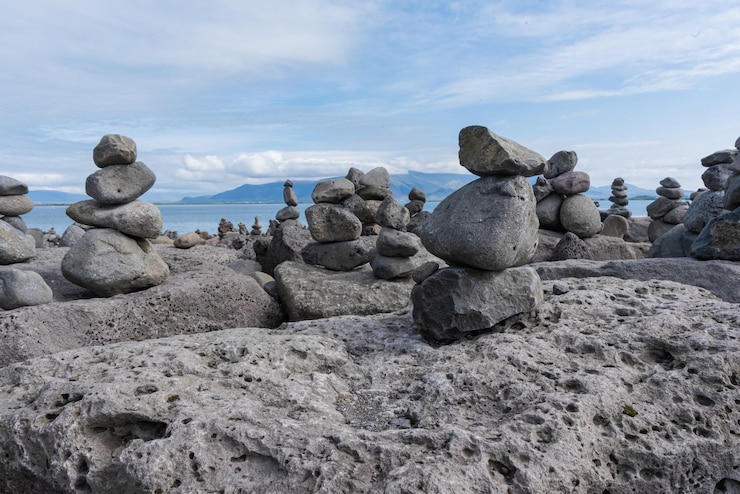 Free Photo reykjavik iceland june 13 2023 artistic rocks