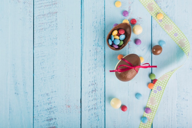 Free photo ribbon near chocolate eggs