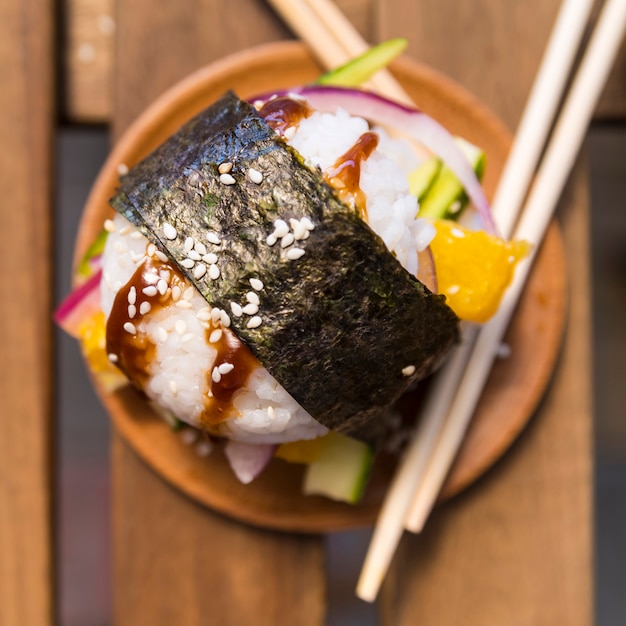 Free photo rice ball with nori and vegetables