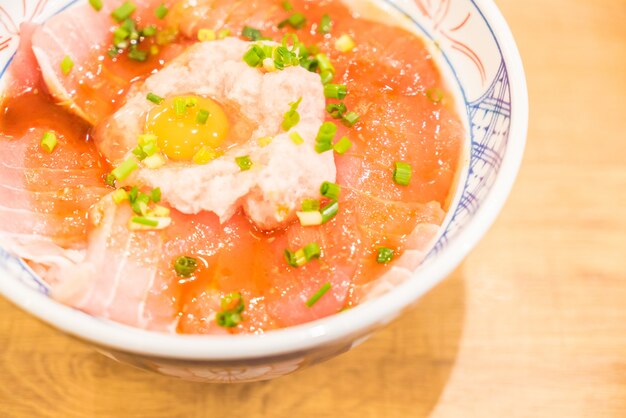 新鮮な生の魚丼