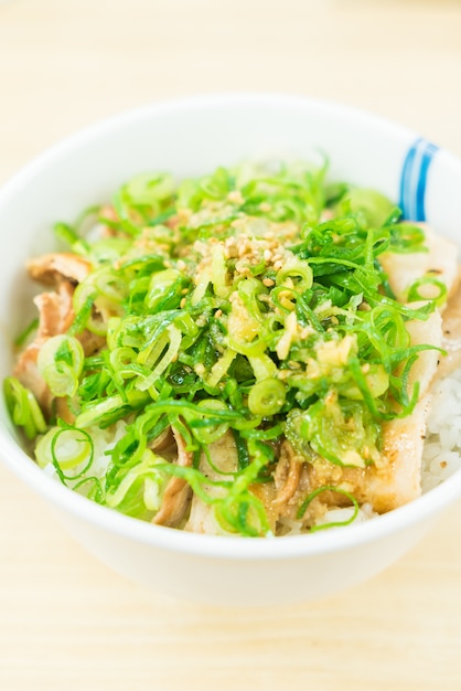 Free photo rice bowl with sweet pork