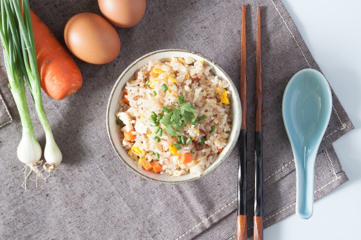 접시에 담긴 노릇한 계란볶음밥