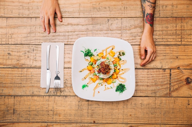 Free photo rice dish and hands