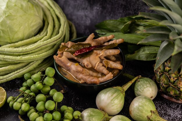 Рисовая лапша и жидкость для куриных ножек.