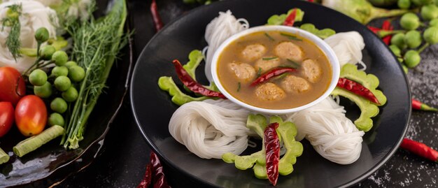 米麺とココナッツミルクの溶液。