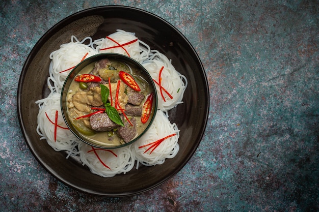 Free photo rice noodles, chicken green curry, coconut milk thai food.