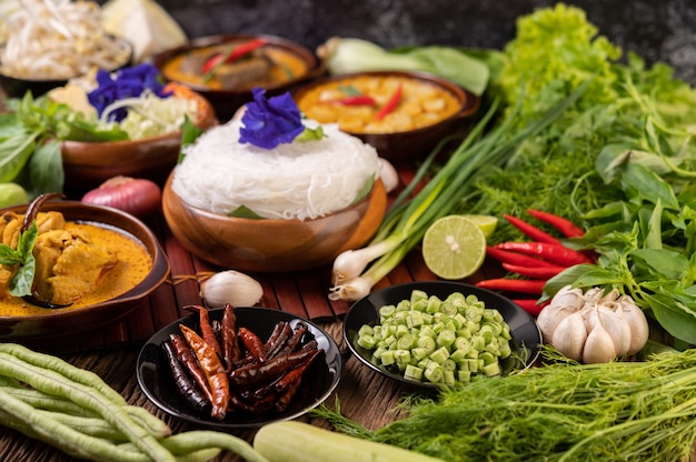 Бесплатное фото Рисовая лапша в миске карри пасты с чили, огурцом, фасолью, лаймом, чесноком и зеленым луком